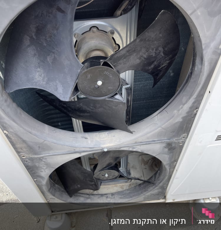 מאווררים שחורים במזגן חיצוני על גג